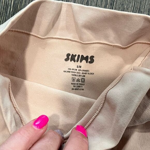 NWOT Skims Sculpting Mid Waist Thong - Size S/M - Picture 2 of 3